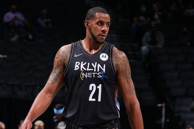 排面！马刺新星领奖现场：邓肯文班到场合影+海军上将亲自为他颁奖